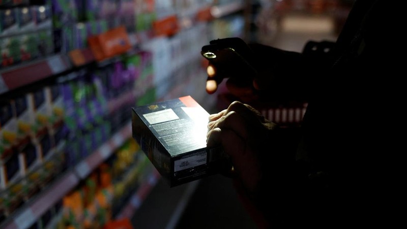 People shop in a supermarket as Kharkiv suffers an electricity outage, amid Russia's attack on Ukraine, in Kharkiv, Ukraine, October 17, 2022. REUTERS/Clodagh Kilcoyne
