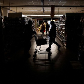 Potret Gelapnya Ukraina, Belanja di Swalayan yang Mati Lampu