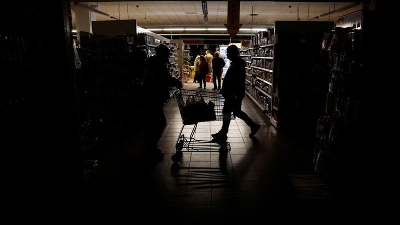 People shop in a supermarket as Kharkiv suffers an electricity outage, amid Russia's attack on Ukraine, in Kharkiv, Ukraine, October 17, 2022. REUTERS/Clodagh Kilcoyne