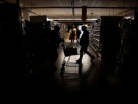 Potret Gelapnya Ukraina, Belanja di Swalayan yang Mati Lampu