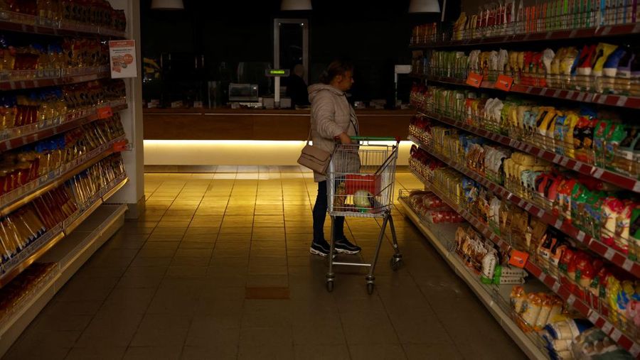 People shop in a supermarket as Kharkiv suffers an electricity outage, amid Russia's attack on Ukraine, in Kharkiv, Ukraine, October 17, 2022. REUTERS/Clodagh Kilcoyne
