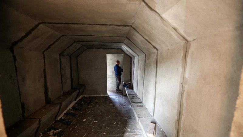KHARKIV, UKRAINE - OCTOBER 19, 2022 - Men are seen during the production of the components for a concrete bomb shelter, Kharkiv, norheastern Ukraine. (Photo credit should read Vyacheslav Madiyevskyi / Ukrinform/Future Publishing via Getty Images)