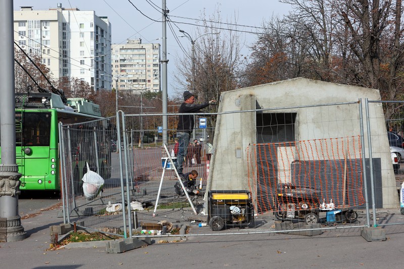 1244096129 KHARKIV, UKRAINE - OCTOBER 19, 2022 - Men are seen during the production of the components for a concrete bomb shelter, Kharkiv, norheastern Ukraine. (Photo credit should read Vyacheslav Madiyevskyi / Ukrinform/Future Publishing via Getty Images)