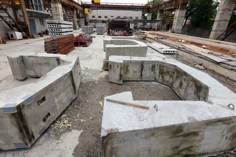 1244096129 KHARKIV, UKRAINE - OCTOBER 19, 2022 - Men are seen during the production of the components for a concrete bomb shelter, Kharkiv, norheastern Ukraine. (Photo credit should read Vyacheslav Madiyevskyi / Ukrinform/Future Publishing via Getty Images)