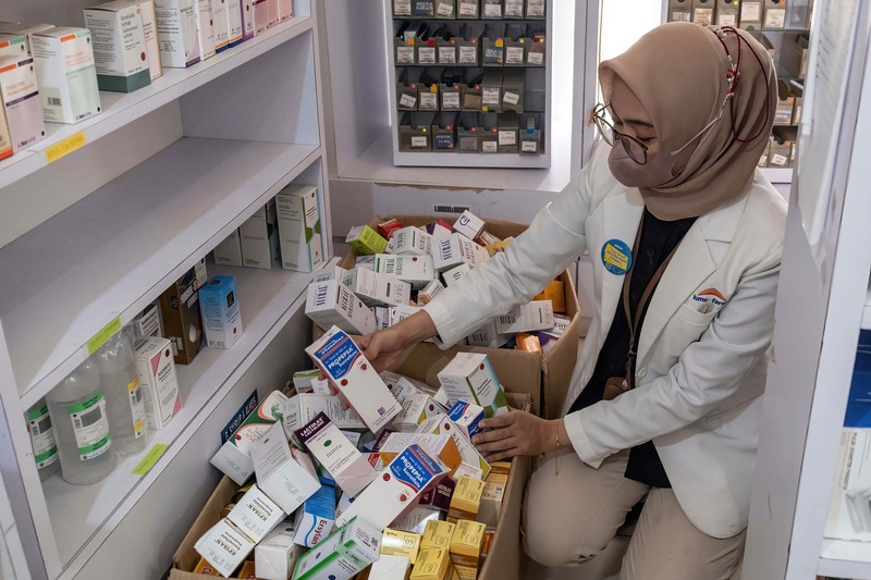 KENDARI, SOUTH EAST SULAWESI, INDONESIA - 2022/10/20: A pharmacist unloads a line of syrup-type drugs from a sales shelf at a pharmacy. Ministry of Health gave instructions not to give or temporarily prescribe drugs over-the-counter in the form of syrup to the public due to atypical cases of progressive acute kidney failure is occurring in children in Indonesia. (Photo by Andry Denisah/SOPA Images/LightRocket via Getty Images)