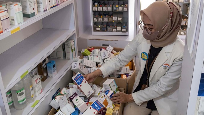 1244103648 KENDARI, SOUTH EAST SULAWESI, INDONESIA - 2022/10/20: A pharmacist unloads a line of syrup-type drugs from a sales shelf at a pharmacy. Ministry of Health gave instructions not to give or temporarily prescribe drugs over-the-counter in the form of syrup to the public due to atypical cases of progressive acute kidney failure is occurring in children in Indonesia. (Photo by Andry Denisah/SOPA Images/LightRocket via Getty Images)