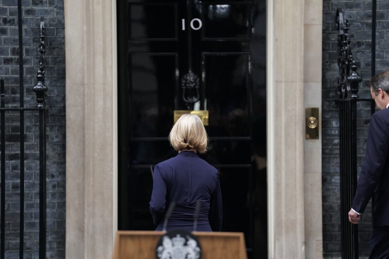 Britain Politics A bookmaker takes bets for the next British Prime Minister after Liz Truss resigned in London, Thursday, Oct. 20, 2022. Truss resigned Thursday, bowing to the inevitable after a tumultuous, short-lived term in which her policies triggered turmoil in financial markets and a rebellion in her party that obliterated her authority.(AP Photo/David Cliff)