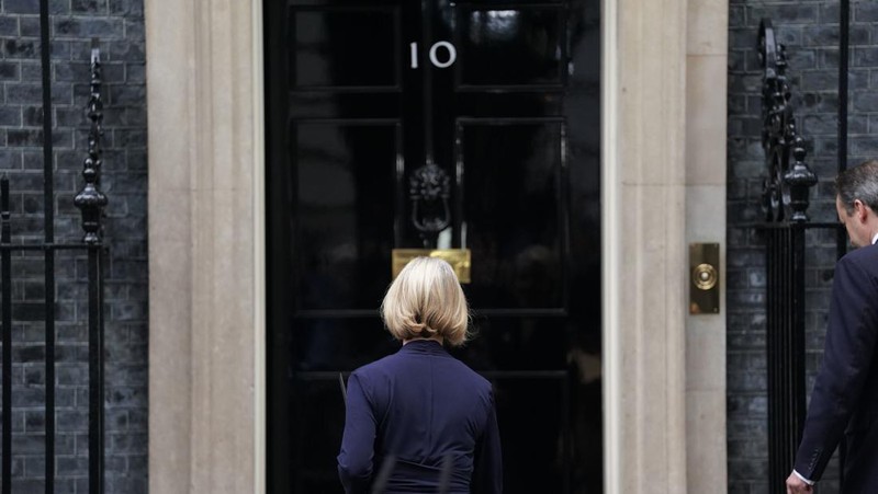 A bookmaker takes bets for the next British Prime Minister after Liz Truss resigned in London, Thursday, Oct. 20, 2022. Truss resigned Thursday, bowing to the inevitable after a tumultuous, short-lived term in which her policies triggered turmoil in financial markets and a rebellion in her party that obliterated her authority.(AP Photo/David Cliff)