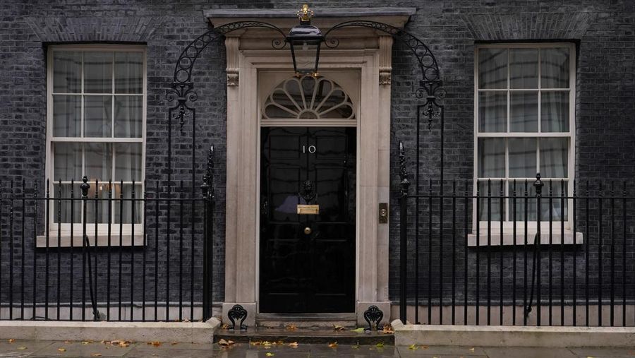 A bookmaker takes bets for the next British Prime Minister after Liz Truss resigned in London, Thursday, Oct. 20, 2022. Truss resigned Thursday, bowing to the inevitable after a tumultuous, short-lived term in which her policies triggered turmoil in financial markets and a rebellion in her party that obliterated her authority.(AP Photo/David Cliff)