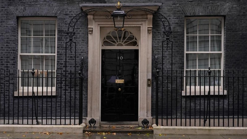 A bookmaker takes bets for the next British Prime Minister after Liz Truss resigned in London, Thursday, Oct. 20, 2022. Truss resigned Thursday, bowing to the inevitable after a tumultuous, short-lived term in which her policies triggered turmoil in financial markets and a rebellion in her party that obliterated her authority.(AP Photo/David Cliff)