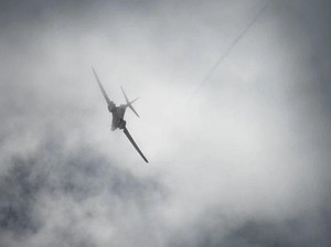 Pengebom Supersonik B-1 Jatuh di AS, 4 Awak Selamat Lontarkan Diri