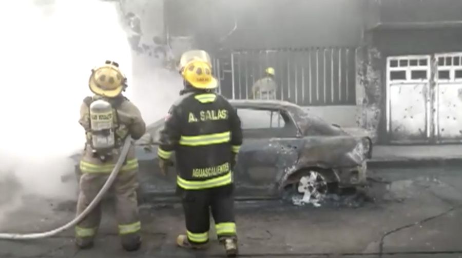 Truk tangki bahan bakar menabrak jalan layang di dekat jalur kereta api (Reuters TV)