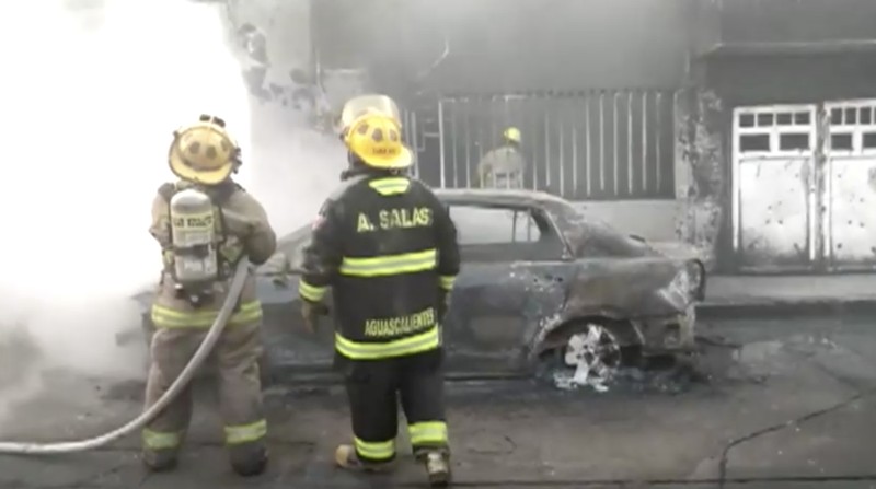 Truk tangki bahan bakar menabrak jalan layang di dekat jalur kereta api (Reuters TV)