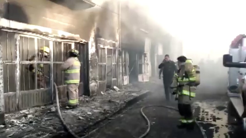 Truk tangki bahan bakar menabrak jalan layang di dekat jalur kereta api (Reuters TV)