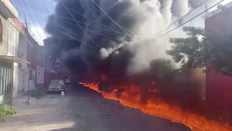 Truk tangki bahan bakar menabrak jalan layang di dekat jalur kereta api (Reuters TV)