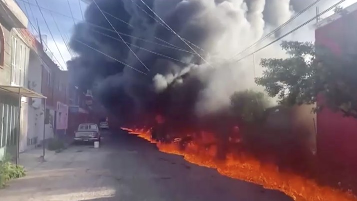 Truk tangki bahan bakar menabrak jalan layang di dekat jalur kereta api (Reuters TV)