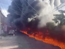 Meledak! Truk BBM Tabrak Jalan Layang, Picu Kebakaran Hebat