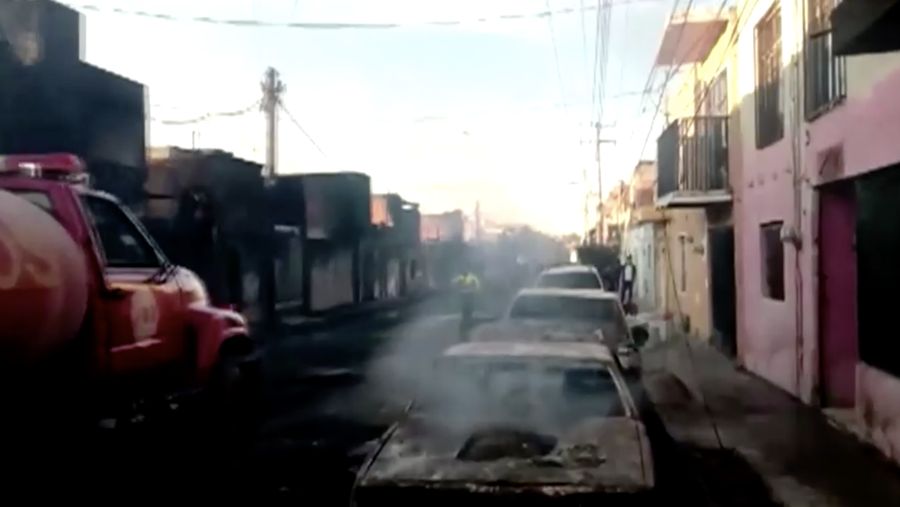 Truk tangki bahan bakar menabrak jalan layang di dekat jalur kereta api (Reuters TV)