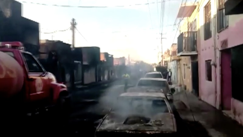 Truk tangki bahan bakar menabrak jalan layang di dekat jalur kereta api (Reuters TV)