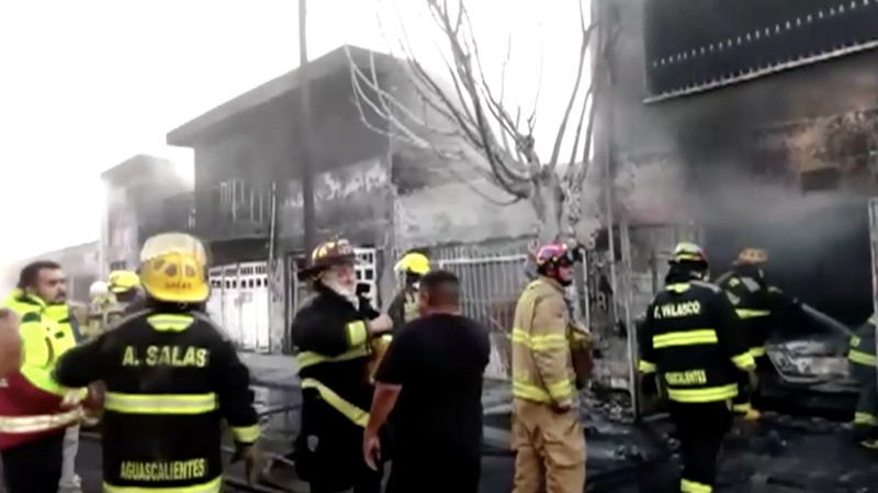 Truk tangki bahan bakar menabrak jalan layang di dekat jalur kereta api (Reuters TV)
