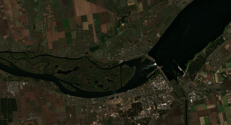 Gambar satelit menunjukkan pemandangan lokasi bendungan Kakhovka dan wilayah sekitarnya di Kherson Oblast, Ukraina, Selasa (18/10/2022). (European Union/ Copernicus Sentinel-2 L2A/Handout via REUTERS)