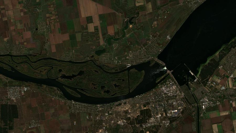 Gambar satelit menunjukkan pemandangan lokasi bendungan Kakhovka dan wilayah sekitarnya di Kherson Oblast, Ukraina, Selasa (18/10/2022). (European Union/ Copernicus Sentinel-2 L2A/Handout via REUTERS)