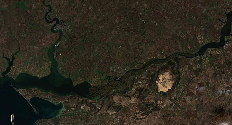 Bendungan Nova Kakhovka di Ukraina Gambar satelit menunjukkan pemandangan lokasi bendungan Kakhovka dan wilayah sekitarnya di Kherson Oblast, Ukraina, Selasa (18/10/2022). (European Union/ Copernicus Sentinel-2 L2A/Handout via REUTERS)