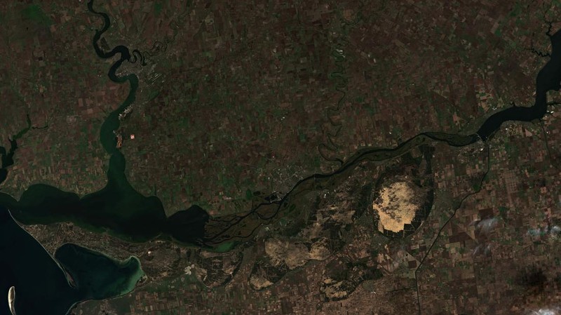 Gambar satelit menunjukkan pemandangan lokasi bendungan Kakhovka dan wilayah sekitarnya di Kherson Oblast, Ukraina, Selasa (18/10/2022). (European Union/ Copernicus Sentinel-2 L2A/Handout via REUTERS)