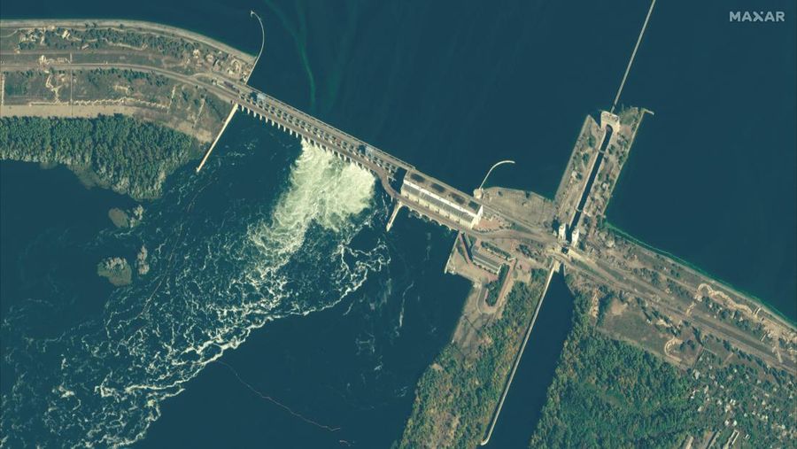 Gambar satelit menunjukkan pemandangan lokasi bendungan Kakhovka dan wilayah sekitarnya di Kherson Oblast, Ukraina, Selasa (18/10/2022). (European Union/ Copernicus Sentinel-2 L2A/Handout via REUTERS)