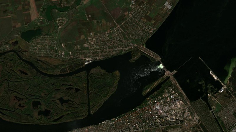 Gambar satelit menunjukkan pemandangan lokasi bendungan Kakhovka dan wilayah sekitarnya di Kherson Oblast, Ukraina, Selasa (18/10/2022). (European Union/ Copernicus Sentinel-2 L2A/Handout via REUTERS)