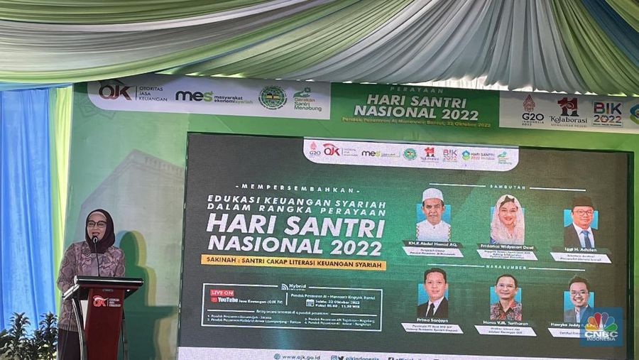 Anggota Dewan Komisioner OJK Bidang Edukasi dan Perlindungan Konsumen Friderica Widyasari Dewi saat rangkaian acara Hari Santri Nasional di Yogyakarta, Sabtu (22/10/2022).