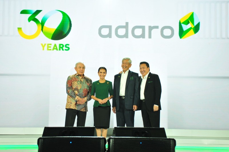 Presiden Direktur PT Adaro Energy Indonesia Garibaldi Thohir (kanan) bersama Presiden Komisaris PT Adaro Energy Indonesia, Edwin Soeryadjaya (kedua kanan), Wakil Presiden Komisaris Theodore Permadi Rachmat (kiri) dan Komisaris PT Adaro Energy Indonesia Arini Saraswaty (kedua kiri) berfoto bersama saat HUT ke-30 PT Adaro Energy Indonesia di Jakarta, Kamis (20/10/2022). PT Adaro Energy Indonesia perkuat komitmen pengembangan ekonomi hijau pada momentum HUT ke-30.