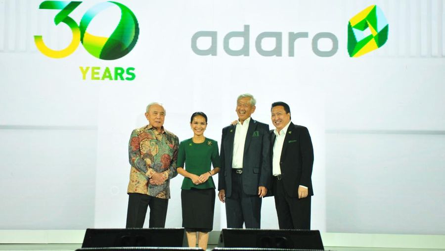 Presiden Direktur PT Adaro Energy Indonesia Garibaldi Thohir (kanan) bersama Presiden Komisaris PT Adaro Energy Indonesia, Edwin Soeryadjaya (kedua kanan), Wakil Presiden Komisaris Theodore Permadi Rachmat (kiri) dan Komisaris PT Adaro Energy Indonesia Arini Saraswaty (kedua kiri) berfoto bersama saat HUT ke-30 PT Adaro Energy Indonesia di Jakarta, Kamis (20/10/2022). PT Adaro Energy Indonesia perkuat komitmen pengembangan ekonomi hijau pada momentum HUT ke-30.