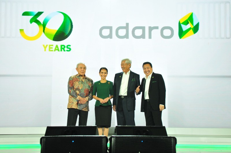 Presiden Direktur PT Adaro Energy Indonesia Garibaldi Thohir (kanan) bersama Presiden Komisaris PT Adaro Energy Indonesia, Edwin Soeryadjaya (kedua kanan), Wakil Presiden Komisaris Theodore Permadi Rachmat (kiri) dan Komisaris PT Adaro Energy Indonesia Arini Saraswaty (kedua kiri) berfoto bersama saat HUT ke-30 PT Adaro Energy Indonesia di Jakarta Presiden Direktur PT Adaro Energy Indonesia Garibaldi Thohir (kanan) bersama Presiden Komisaris PT Adaro Energy Indonesia, Edwin Soeryadjaya (kedua kanan), Wakil Presiden Komisaris Theodore Permadi Rachmat (kiri) dan Komisaris PT Adaro Energy Indonesia Arini Saraswaty (kedua kiri) berfoto bersama saat HUT ke-30 PT Adaro Energy Indonesia di Jakarta, Kamis (20/10/2022). PT Adaro Energy Indonesia perkuat komitmen pengembangan ekonomi hijau pada momentum HUT ke-30.