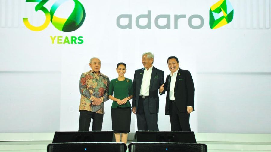 Presiden Direktur PT Adaro Energy Indonesia Garibaldi Thohir (kanan) bersama Presiden Komisaris PT Adaro Energy Indonesia, Edwin Soeryadjaya (kedua kanan), Wakil Presiden Komisaris Theodore Permadi Rachmat (kiri) dan Komisaris PT Adaro Energy Indonesia Arini Saraswaty (kedua kiri) berfoto bersama saat HUT ke-30 PT Adaro Energy Indonesia di Jakarta, Kamis (20/10/2022). PT Adaro Energy Indonesia perkuat komitmen pengembangan ekonomi hijau pada momentum HUT ke-30.