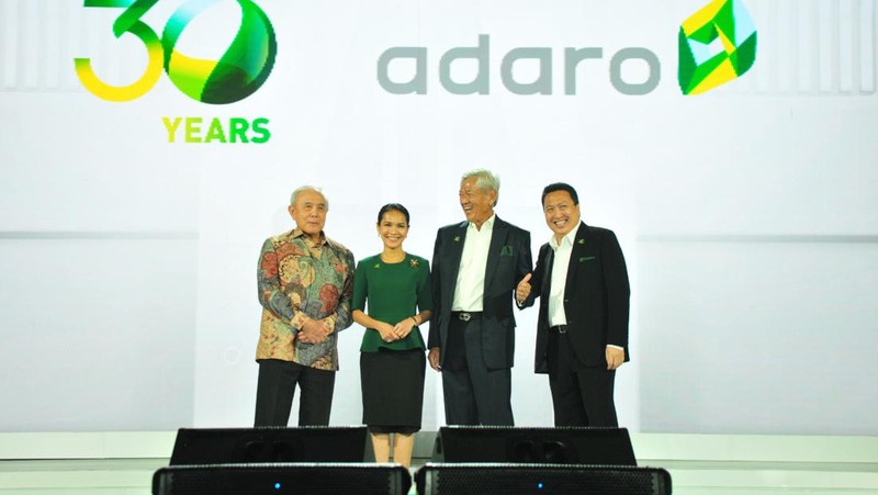 Presiden Direktur PT Adaro Energy Indonesia Garibaldi Thohir (kanan) bersama Presiden Komisaris PT Adaro Energy Indonesia, Edwin Soeryadjaya (kedua kanan), Wakil Presiden Komisaris Theodore Permadi Rachmat (kiri) dan Komisaris PT Adaro Energy Indonesia Arini Saraswaty (kedua kiri) berfoto bersama saat HUT ke-30 PT Adaro Energy Indonesia di Jakarta, Kamis (20/10/2022). PT Adaro Energy Indonesia perkuat komitmen pengembangan ekonomi hijau pada momentum HUT ke-30.