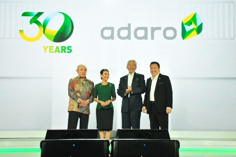 Presiden Direktur PT Adaro Energy Indonesia Garibaldi Thohir (kanan) bersama Presiden Komisaris PT Adaro Energy Indonesia, Edwin Soeryadjaya (kedua kanan), Wakil Presiden Komisaris Theodore Permadi Rachmat (kiri) dan Komisaris PT Adaro Energy Indonesia Arini Saraswaty (kedua kiri) berfoto bersama saat HUT ke-30 PT Adaro Energy Indonesia di Jakarta Presiden Direktur PT Adaro Energy Indonesia Garibaldi Thohir (kanan) bersama Presiden Komisaris PT Adaro Energy Indonesia, Edwin Soeryadjaya (kedua kanan), Wakil Presiden Komisaris Theodore Permadi Rachmat (kiri) dan Komisaris PT Adaro Energy Indonesia Arini Saraswaty (kedua kiri) berfoto bersama saat HUT ke-30 PT Adaro Energy Indonesia di Jakarta, Kamis (20/10/2022). PT Adaro Energy Indonesia perkuat komitmen pengembangan ekonomi hijau pada momentum HUT ke-30.