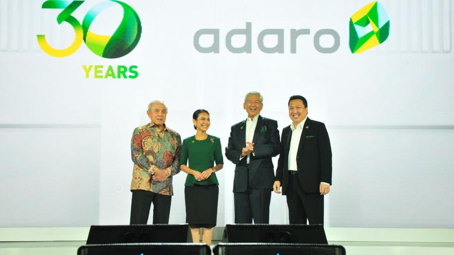 Presiden Direktur PT Adaro Energy Indonesia Garibaldi Thohir (kanan) bersama Presiden Komisaris PT Adaro Energy Indonesia, Edwin Soeryadjaya (kedua kanan), Wakil Presiden Komisaris Theodore Permadi Rachmat (kiri) dan Komisaris PT Adaro Energy Indonesia Arini Saraswaty (kedua kiri) berfoto bersama saat HUT ke-30 PT Adaro Energy Indonesia di Jakarta, Kamis (20/10/2022). PT Adaro Energy Indonesia perkuat komitmen pengembangan ekonomi hijau pada momentum HUT ke-30.