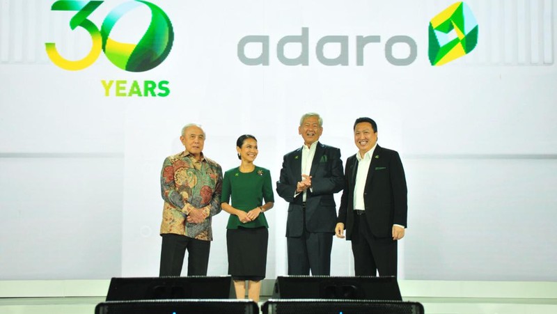 Presiden Direktur PT Adaro Energy Indonesia Garibaldi Thohir (kanan) bersama Presiden Komisaris PT Adaro Energy Indonesia, Edwin Soeryadjaya (kedua kanan), Wakil Presiden Komisaris Theodore Permadi Rachmat (kiri) dan Komisaris PT Adaro Energy Indonesia Arini Saraswaty (kedua kiri) berfoto bersama saat HUT ke-30 PT Adaro Energy Indonesia di Jakarta, Kamis (20/10/2022). PT Adaro Energy Indonesia perkuat komitmen pengembangan ekonomi hijau pada momentum HUT ke-30.