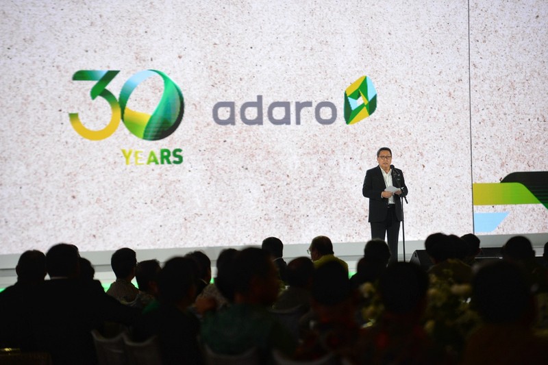 Presiden Direktur PT Adaro Energy Indonesia Garibaldi Thohir (kanan) bersama Presiden Komisaris PT Adaro Energy Indonesia, Edwin Soeryadjaya (kedua kanan), Wakil Presiden Komisaris Theodore Permadi Rachmat (kiri) dan Komisaris PT Adaro Energy Indonesia Arini Saraswaty (kedua kiri) berfoto bersama saat HUT ke-30 PT Adaro Energy Indonesia di Jakarta, Kamis (20/10/2022). PT Adaro Energy Indonesia perkuat komitmen pengembangan ekonomi hijau pada momentum HUT ke-30.