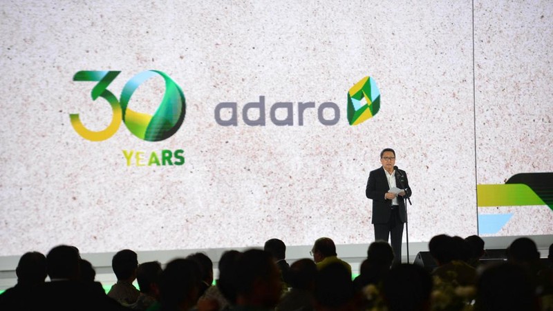 Presiden Direktur PT Adaro Energy Indonesia Garibaldi Thohir (kanan) bersama Presiden Komisaris PT Adaro Energy Indonesia, Edwin Soeryadjaya (kedua kanan), Wakil Presiden Komisaris Theodore Permadi Rachmat (kiri) dan Komisaris PT Adaro Energy Indonesia Arini Saraswaty (kedua kiri) berfoto bersama saat HUT ke-30 PT Adaro Energy Indonesia di Jakarta, Kamis (20/10/2022). PT Adaro Energy Indonesia perkuat komitmen pengembangan ekonomi hijau pada momentum HUT ke-30.