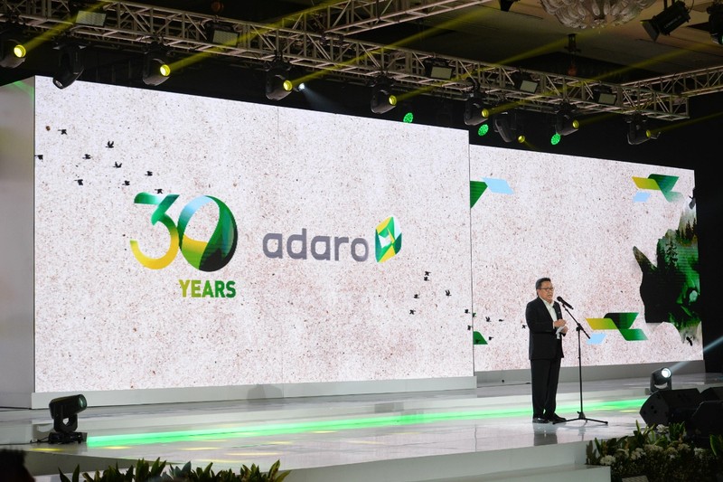 Presiden Direktur PT Adaro Energy Indonesia Garibaldi Thohir (kanan) bersama Presiden Komisaris PT Adaro Energy Indonesia, Edwin Soeryadjaya (kedua kanan), Wakil Presiden Komisaris Theodore Permadi Rachmat (kiri) dan Komisaris PT Adaro Energy Indonesia Arini Saraswaty (kedua kiri) berfoto bersama saat HUT ke-30 PT Adaro Energy Indonesia di Jakarta Presiden Direktur PT Adaro Energy Indonesia Garibaldi Thohir (kanan) bersama Presiden Komisaris PT Adaro Energy Indonesia, Edwin Soeryadjaya (kedua kanan), Wakil Presiden Komisaris Theodore Permadi Rachmat (kiri) dan Komisaris PT Adaro Energy Indonesia Arini Saraswaty (kedua kiri) berfoto bersama saat HUT ke-30 PT Adaro Energy Indonesia di Jakarta, Kamis (20/10/2022). PT Adaro Energy Indonesia perkuat komitmen pengembangan ekonomi hijau pada momentum HUT ke-30.
