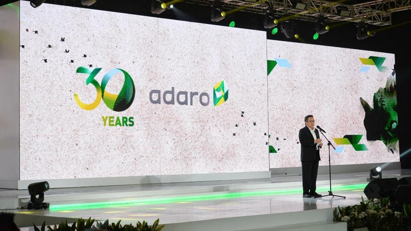 Presiden Direktur PT Adaro Energy Indonesia Garibaldi Thohir (kanan) bersama Presiden Komisaris PT Adaro Energy Indonesia, Edwin Soeryadjaya (kedua kanan), Wakil Presiden Komisaris Theodore Permadi Rachmat (kiri) dan Komisaris PT Adaro Energy Indonesia Arini Saraswaty (kedua kiri) berfoto bersama saat HUT ke-30 PT Adaro Energy Indonesia di Jakarta, Kamis (20/10/2022). PT Adaro Energy Indonesia perkuat komitmen pengembangan ekonomi hijau pada momentum HUT ke-30.