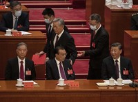 Misteri Dokumen yang Dipegang Hu Jintao Sebelum 'Diseret'