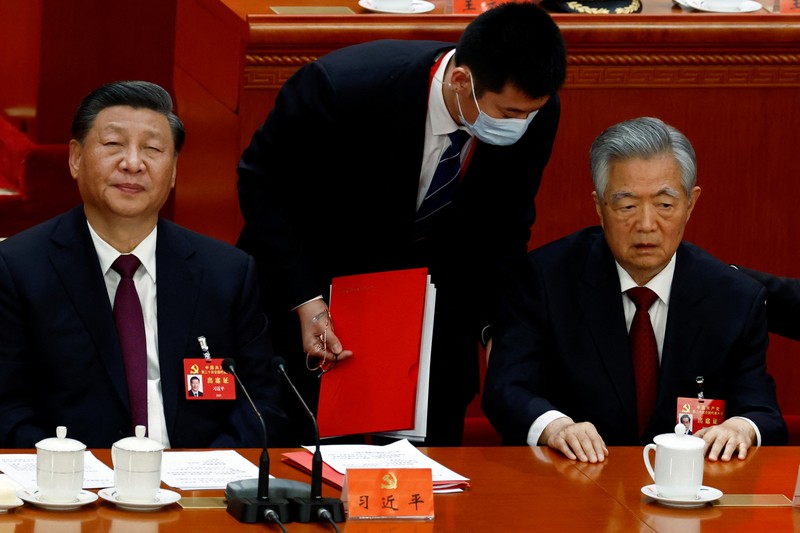 Presiden Tiongkok Xi Jinping, kanan, mendengarkan bantuan saat dia duduk di sebelah Perdana Menteri Li Keqiang selama sesi penutupan Kongres Nasional Partai Komunis Tiongkok ke-20, di Aula Besar Rakyat pada Oktober 22, 2022 di Beijing, Cina. (Getty Images/Kevin Frayer) Presiden Tiongkok Xi Jinping, kanan, mendengarkan bantuan saat dia duduk di sebelah Perdana Menteri Li Keqiang selama sesi penutupan Kongres Nasional Partai Komunis Tiongkok ke-20, di Aula Besar Rakyat pada Oktober 22, 2022 di Beijing, Cina. (Getty Images/Kevin Frayer)