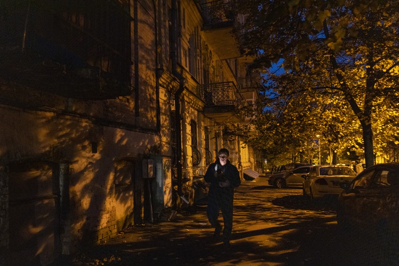 Serangan Rusia ke Ukraina pada Sabtu (22/10/2022) telah membuat negara itu mengalami mati lampu besar-besaran. Pasalnya, Moskow dilaporkan juga menyasar fasilitas energi dan kelistrikan negara itu. (Getty Images/Christian Ender) Serangan Rusia ke Ukraina pada Sabtu (22/10/2022) telah membuat negara itu mengalami mati lampu besar-besaran. Pasalnya, Moskow dilaporkan juga menyasar fasilitas energi dan kelistrikan negara itu. (Getty Images/Christian Ender)