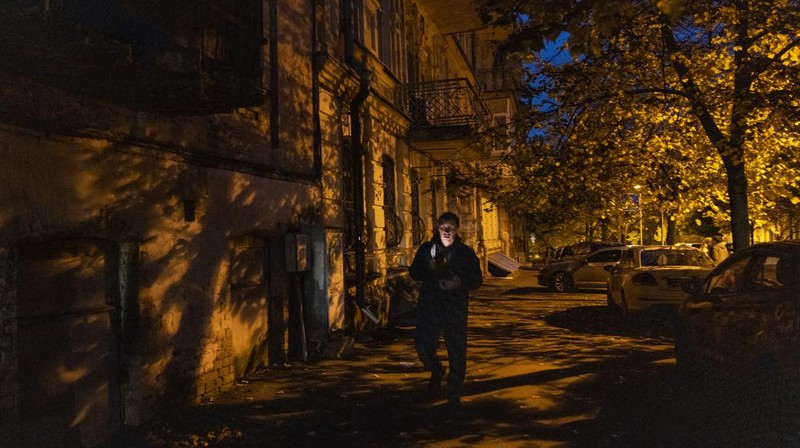 Serangan Rusia ke Ukraina pada Sabtu (22/10/2022) telah membuat negara itu mengalami mati lampu besar-besaran. Pasalnya, Moskow dilaporkan juga menyasar fasilitas energi dan kelistrikan negara itu. (Getty Images/Christian Ender)