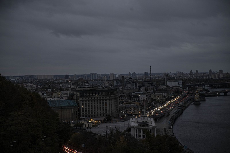 Serangan Rusia ke Ukraina pada Sabtu (22/10/2022) telah membuat negara itu mengalami mati lampu besar-besaran. Pasalnya, Moskow dilaporkan juga menyasar fasilitas energi dan kelistrikan negara itu. (Getty Images/Christian Ender) Serangan Rusia ke Ukraina pada Sabtu (22/10/2022) telah membuat negara itu mengalami mati lampu besar-besaran. Pasalnya, Moskow dilaporkan juga menyasar fasilitas energi dan kelistrikan negara itu. (Getty Images/Christian Ender)