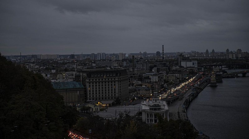 Serangan Rusia ke Ukraina pada Sabtu (22/10/2022) telah membuat negara itu mengalami mati lampu besar-besaran. Pasalnya, Moskow dilaporkan juga menyasar fasilitas energi dan kelistrikan negara itu. (Getty Images/Christian Ender)