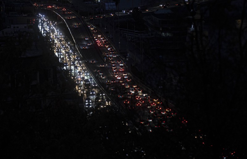 Serangan Rusia ke Ukraina pada Sabtu (22/10/2022) telah membuat negara itu mengalami mati lampu besar-besaran. Pasalnya, Moskow dilaporkan juga menyasar fasilitas energi dan kelistrikan negara itu. (Getty Images/Christian Ender)
